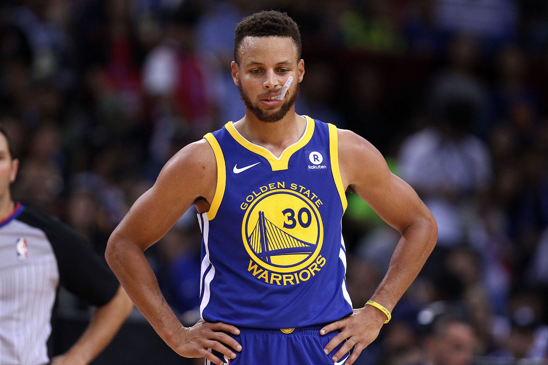 他先背打两 他先背打两